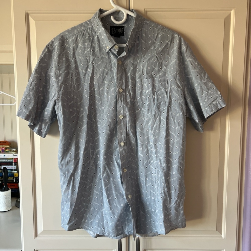 Retrofit Short Sleeve Button-Down Shirt in Light Blue with White Pattern